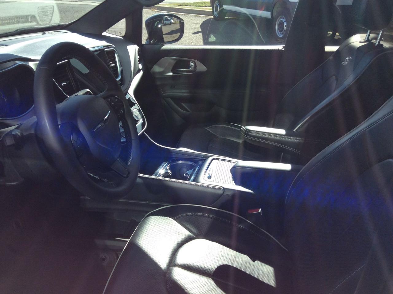 2024 Chrysler Pacifica Limited Photo3