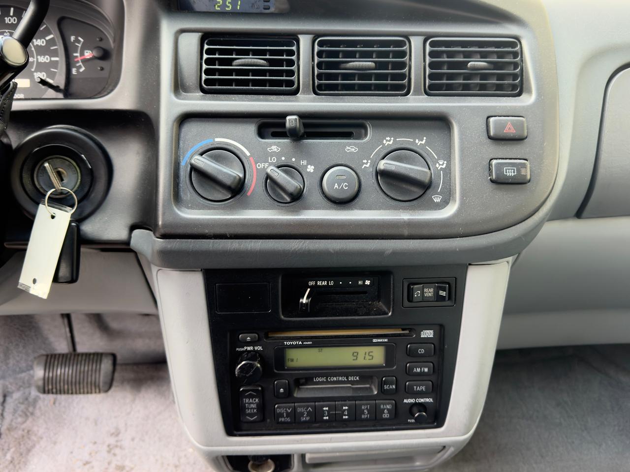 1998 Toyota Sienna LE FINANCING AVAILABLE Photo7