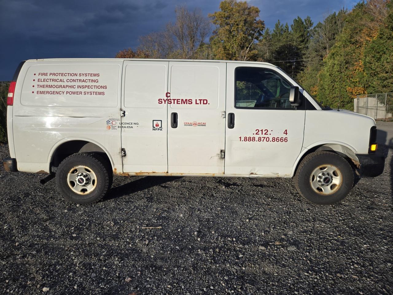 2013 GMC Savana Cargo Van  - Photo #4
