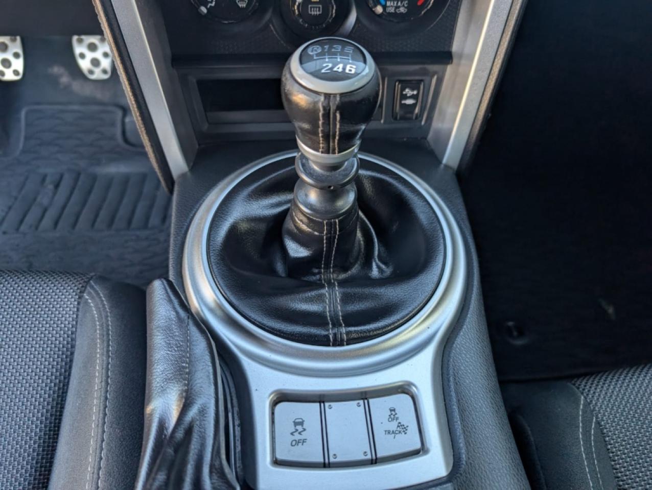 2017 Toyota 86 MANUAL ** CARBON FIBER WING * TOUCH SCREEN - Photo #15