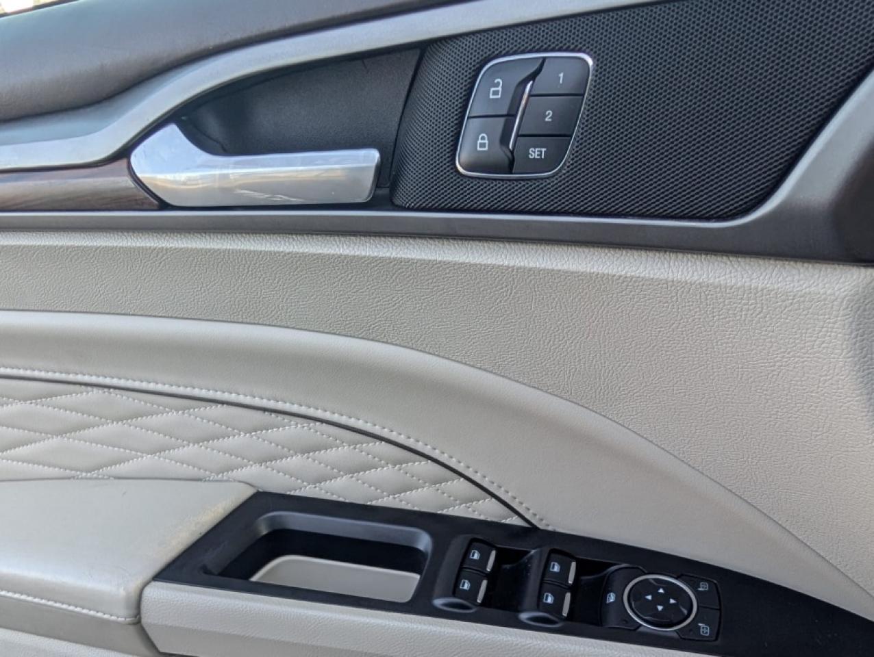 2018 Ford Fusion PLATINUM / AWD / SUNROOF / NAVIGATION - Photo #23
