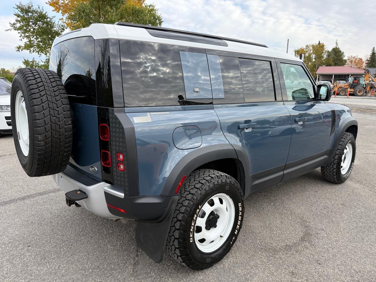 2023 Land Rover Defender S NAV! Leather! Heated and Cooled! Photo