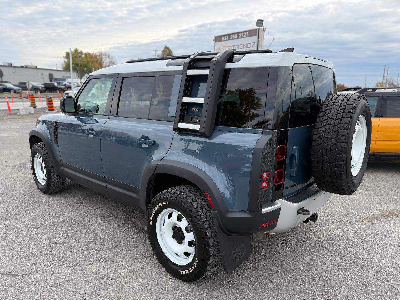 2023 Land Rover Defender S NAV! Leather! Heated and Cooled! Photo2