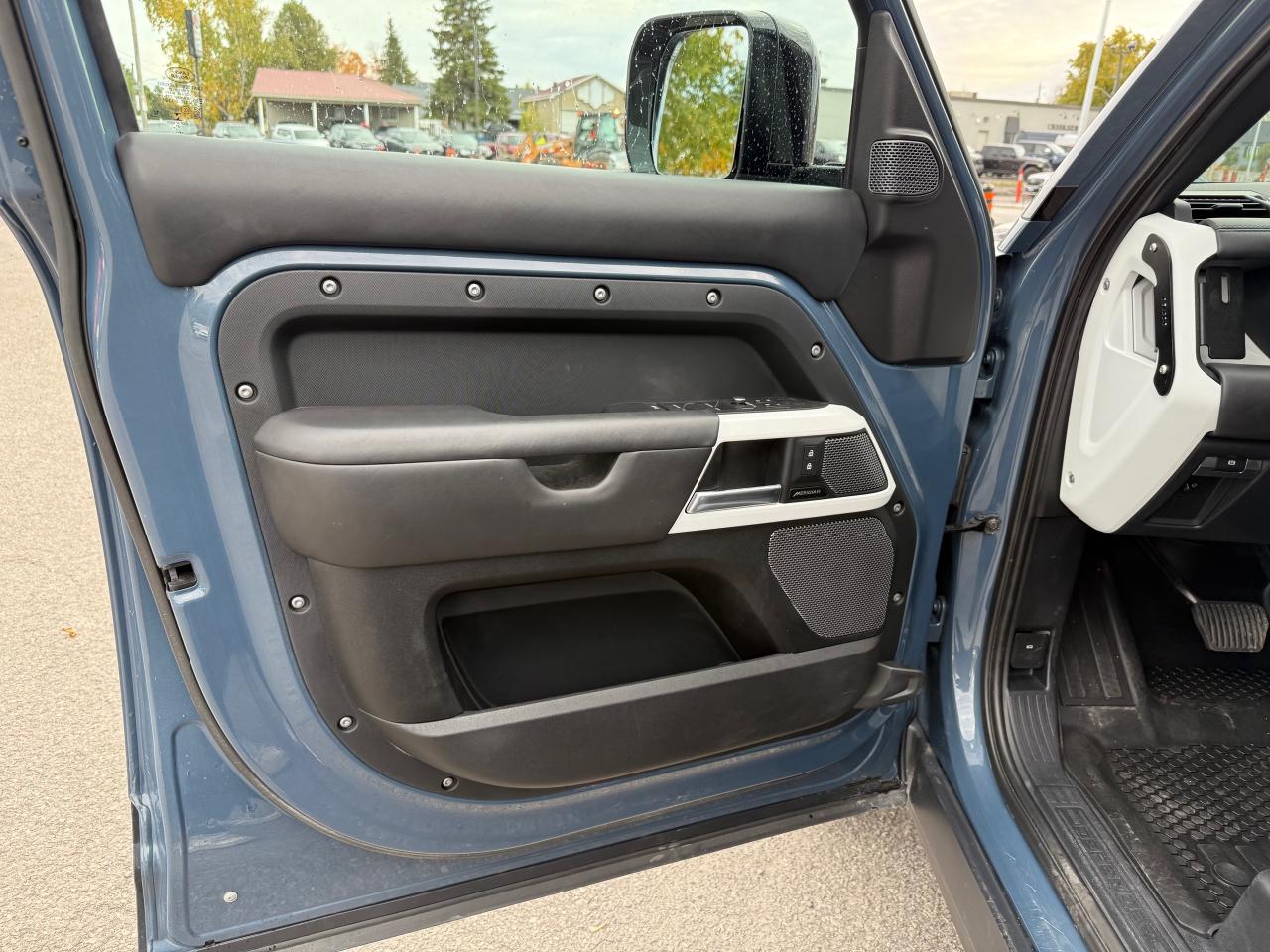 2023 Land Rover Defender S NAV! Leather! Heated and Cooled! Photo