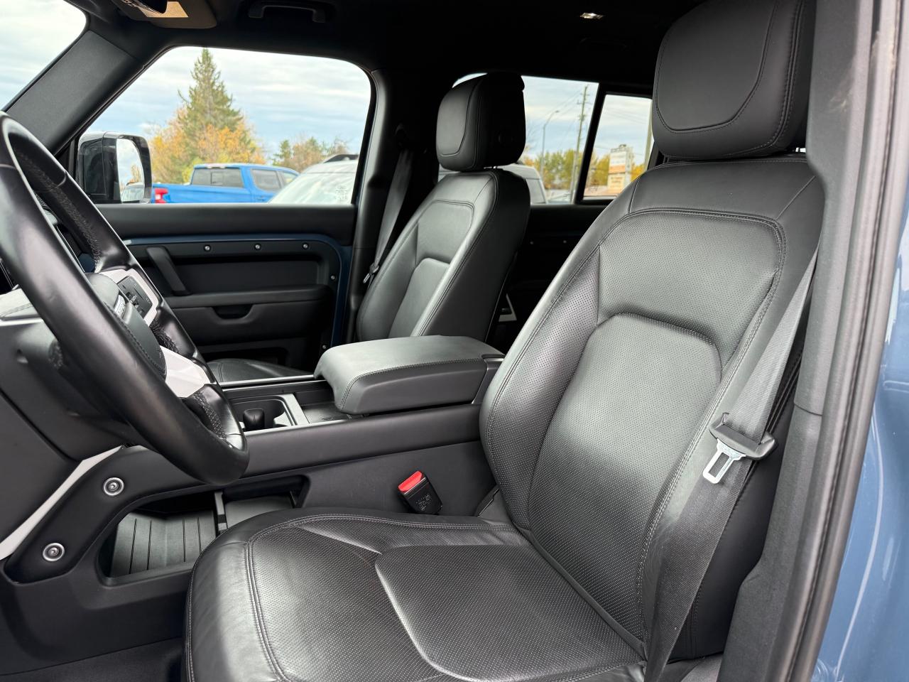 2023 Land Rover Defender S NAV! Leather! Heated and Cooled! Photo