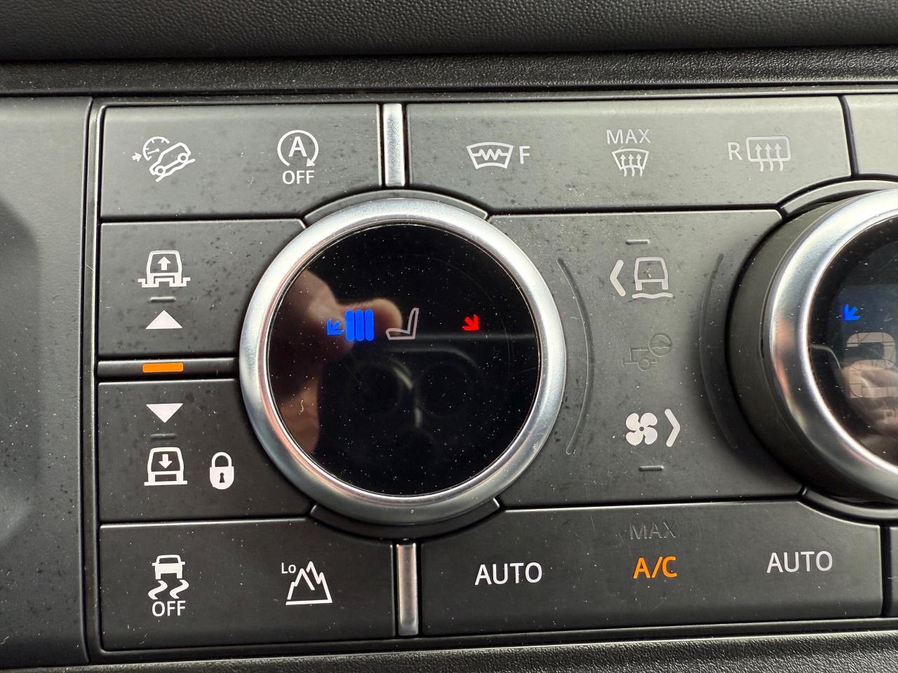 2023 Land Rover Defender S NAV! Leather! Heated and Cooled! Photo