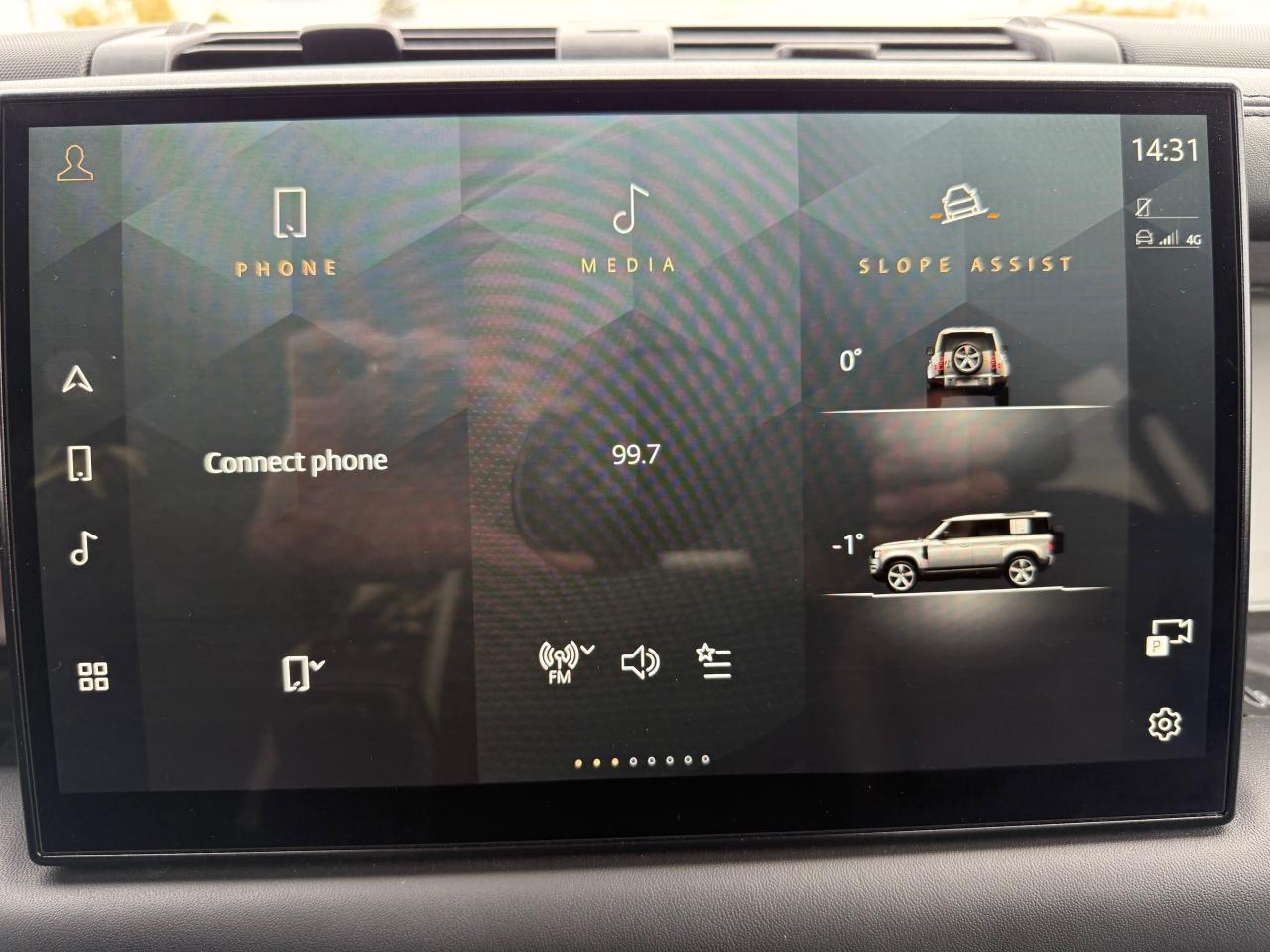 2023 Land Rover Defender S NAV! Leather! Heated and Cooled! Photo