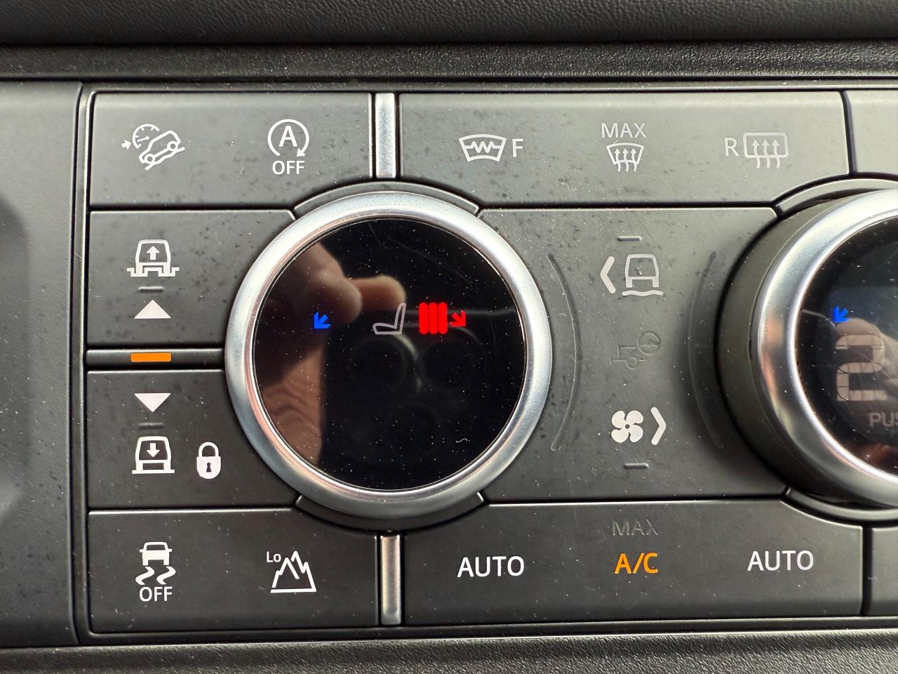 2023 Land Rover Defender S NAV! Leather! Heated and Cooled! Photo