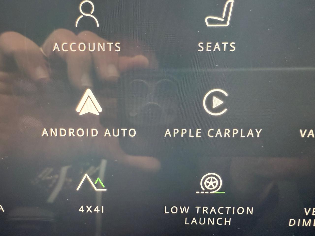 2023 Land Rover Defender S NAV! Leather! Heated and Cooled! Photo