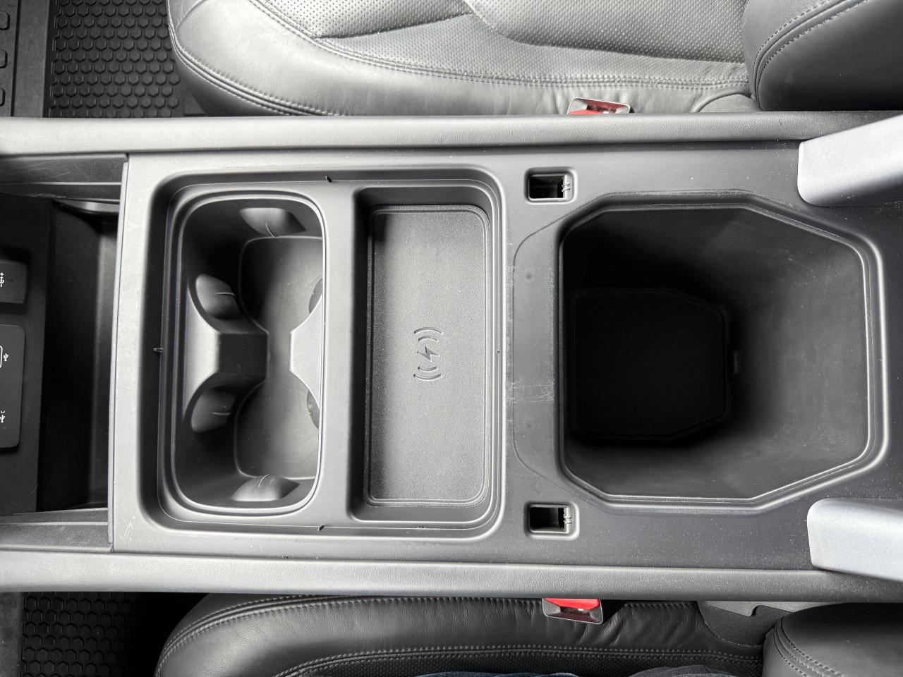 2023 Land Rover Defender S NAV! Leather! Heated and Cooled! Photo