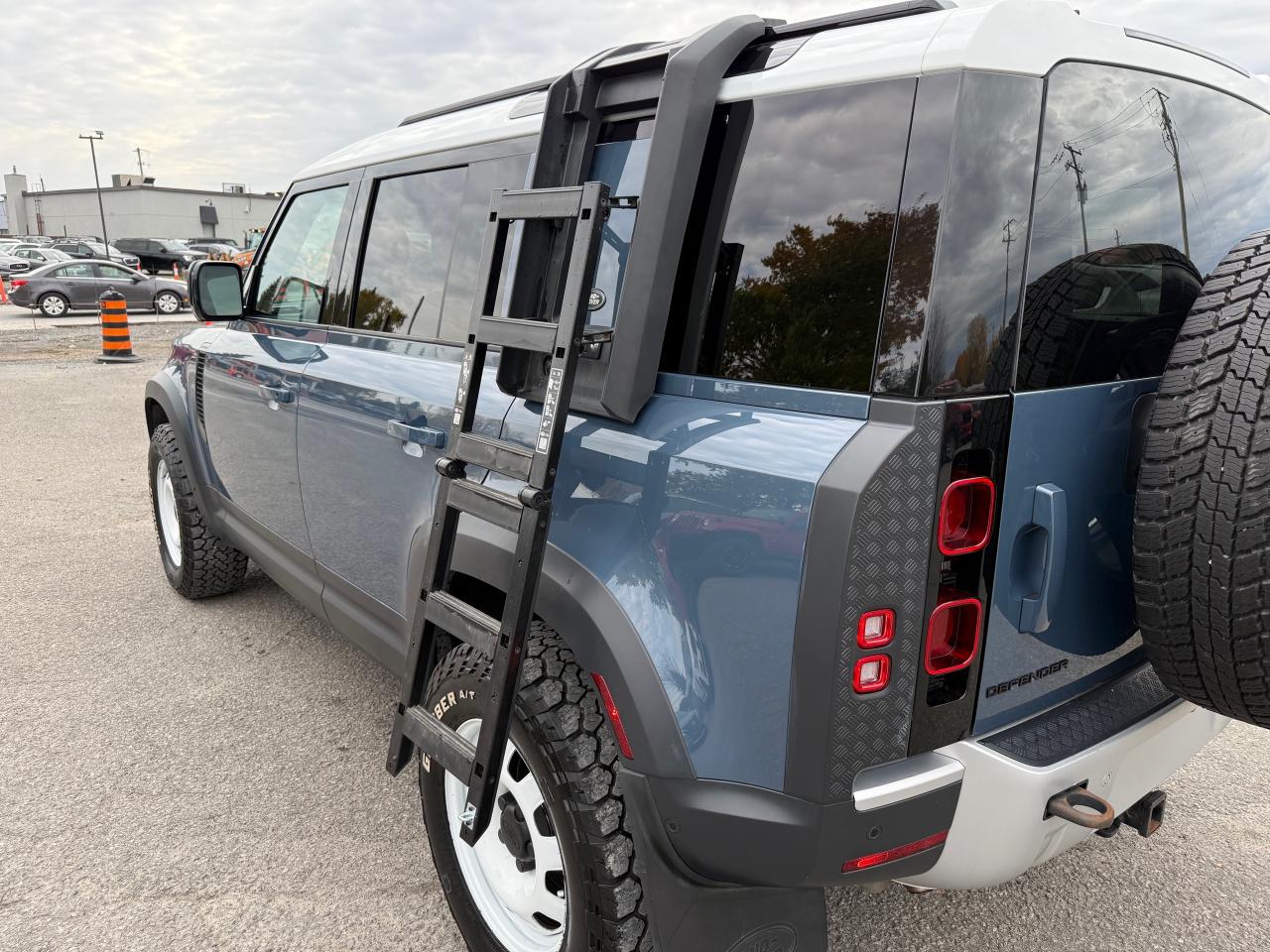 2023 Land Rover Defender S NAV! Leather! Heated and Cooled! Photo