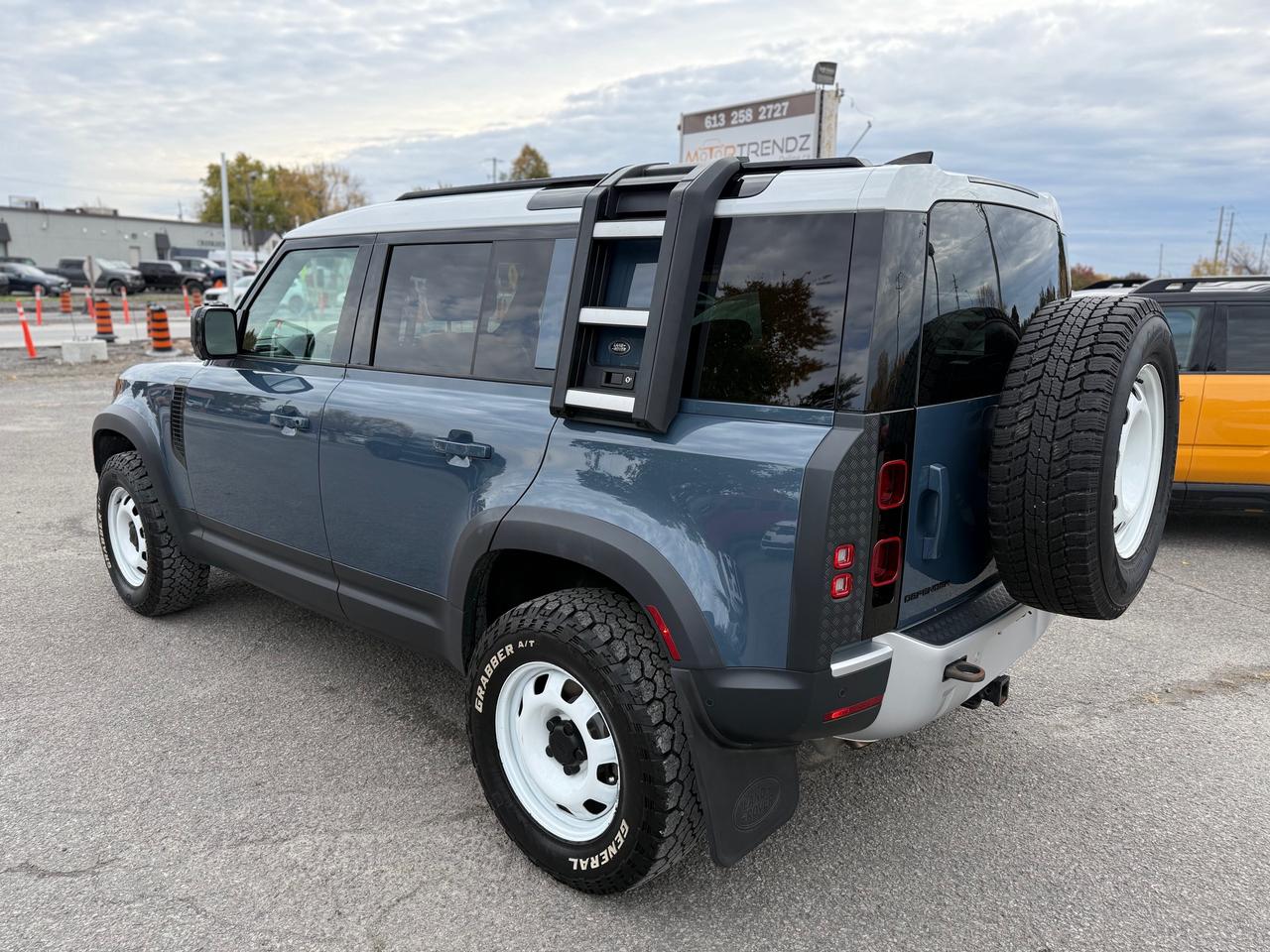 2023 Land Rover Defender S NAV! Leather! Heated and Cooled! Photo