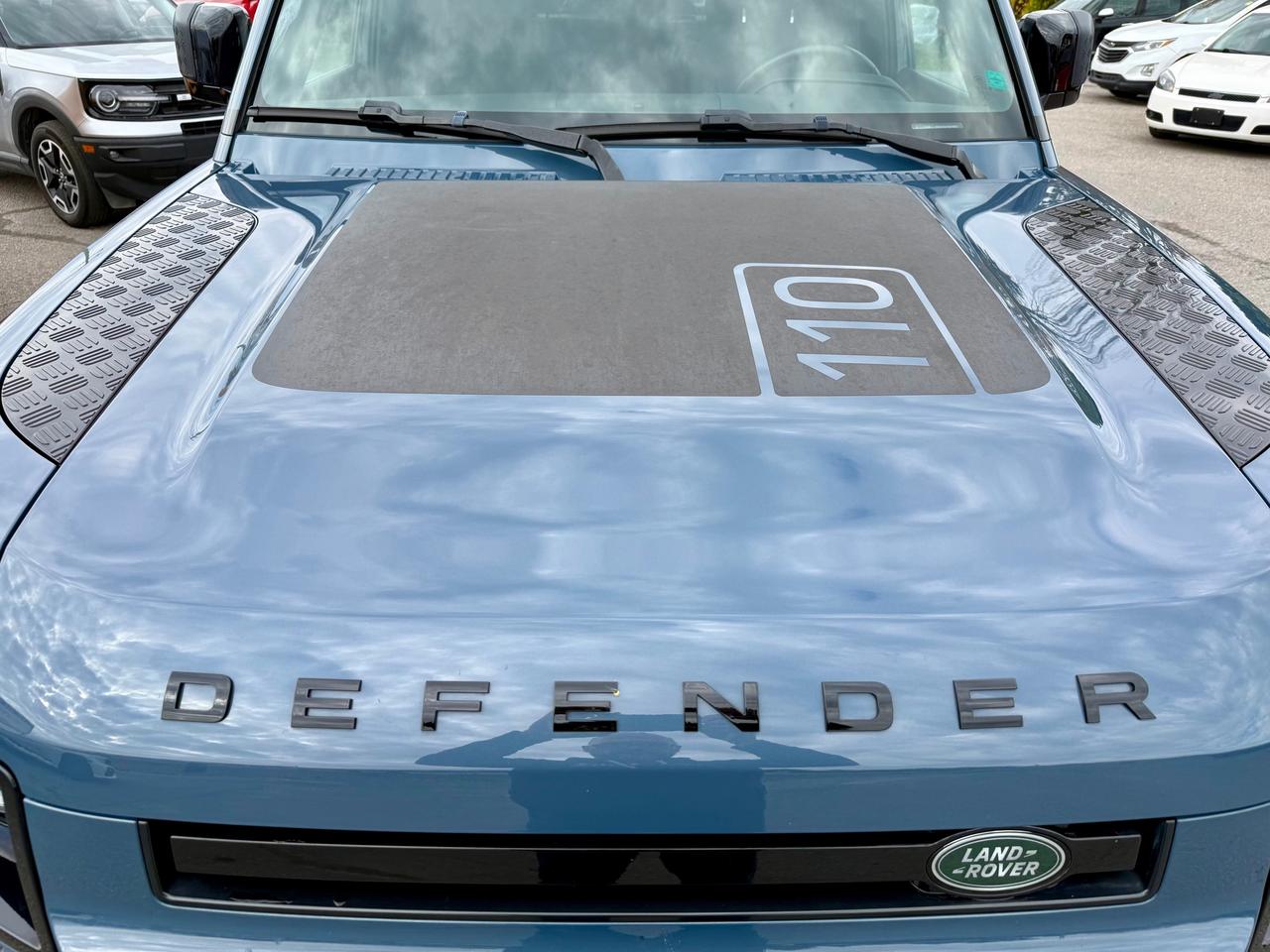 2023 Land Rover Defender S NAV! Leather! Heated and Cooled! Photo