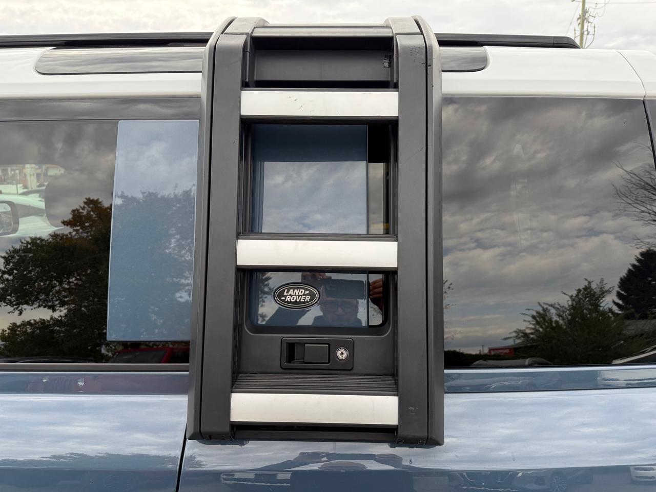 2023 Land Rover Defender S NAV! Leather! Heated and Cooled! Photo