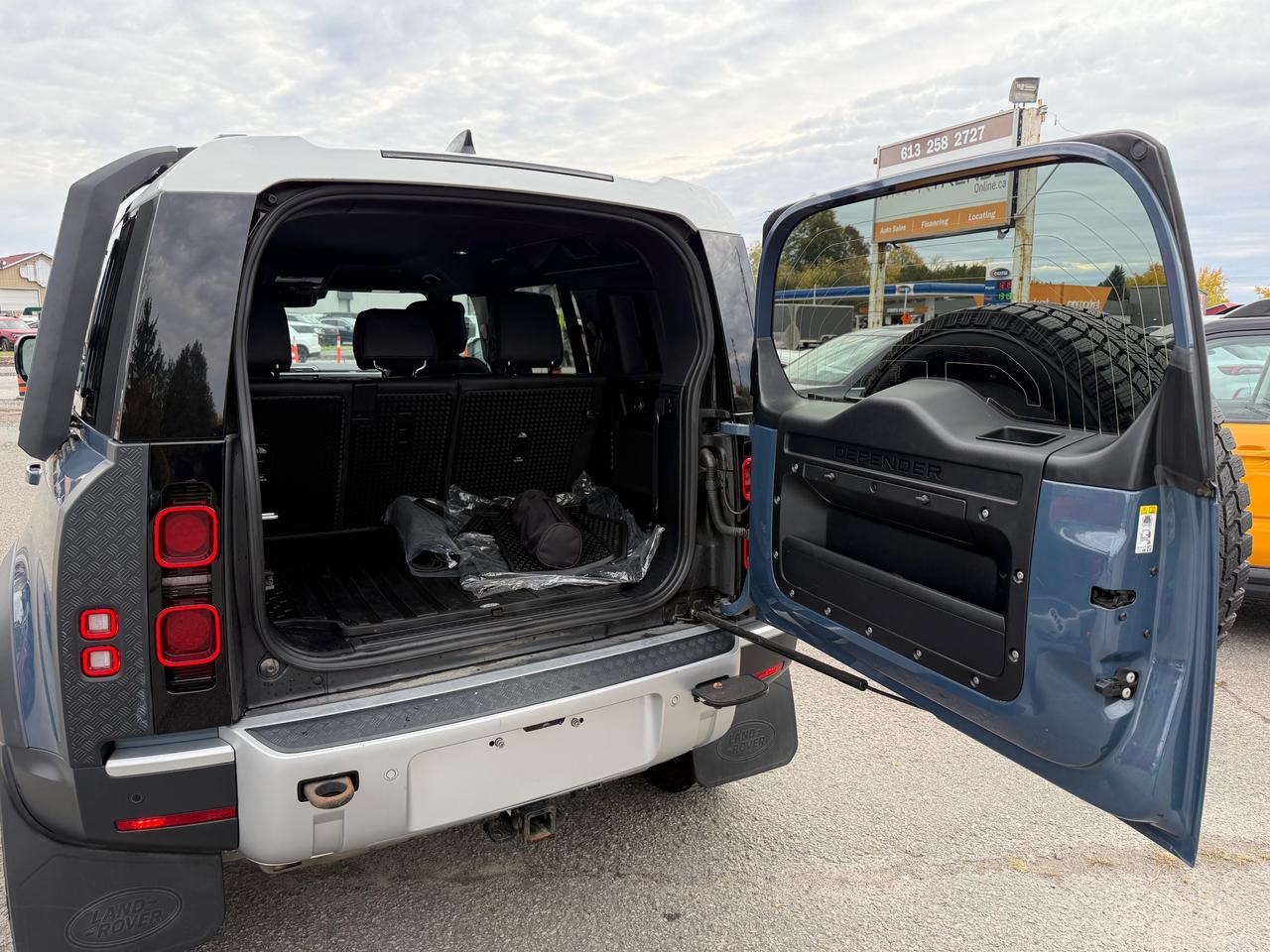 2023 Land Rover Defender S NAV! Leather! Heated and Cooled! Photo