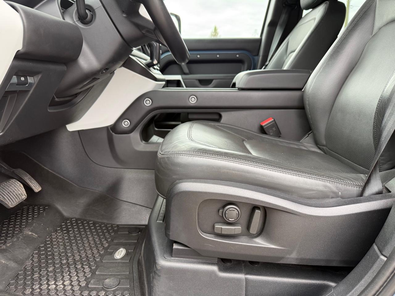 2023 Land Rover Defender S NAV! Leather! Heated and Cooled! Photo