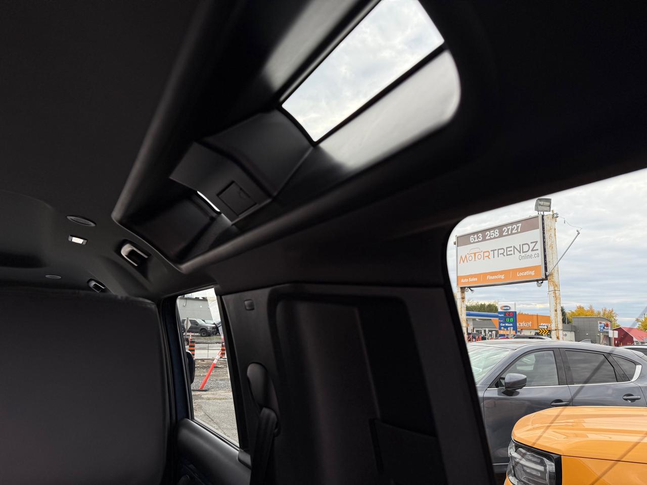 2023 Land Rover Defender S NAV! Leather! Heated and Cooled! Photo