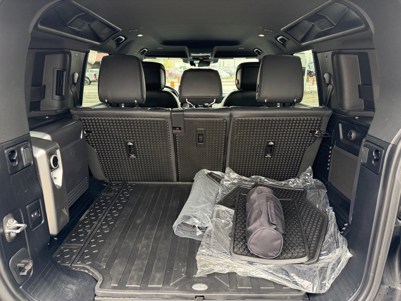 2023 Land Rover Defender S NAV! Leather! Heated and Cooled! Photo