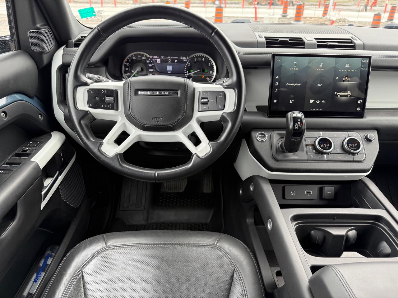 2023 Land Rover Defender S NAV! Leather! Heated and Cooled! Photo