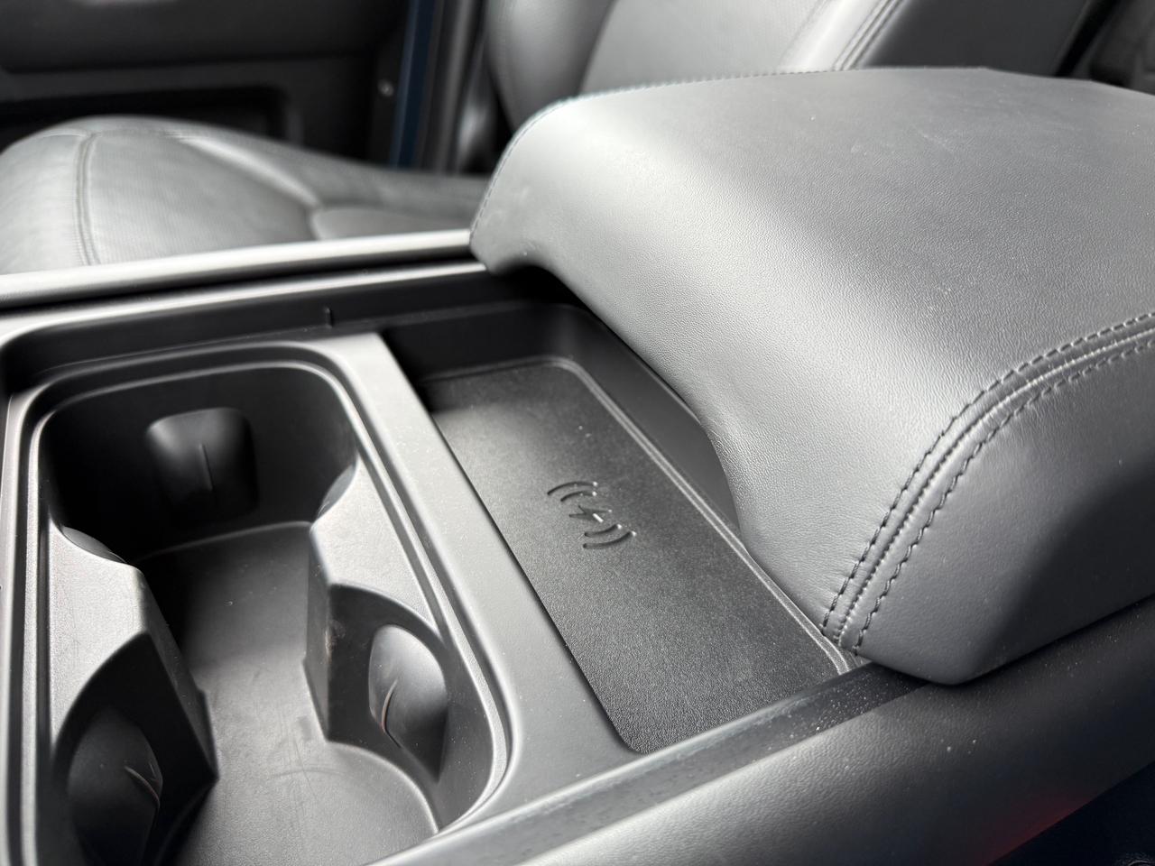 2023 Land Rover Defender S NAV! Leather! Heated and Cooled! Photo