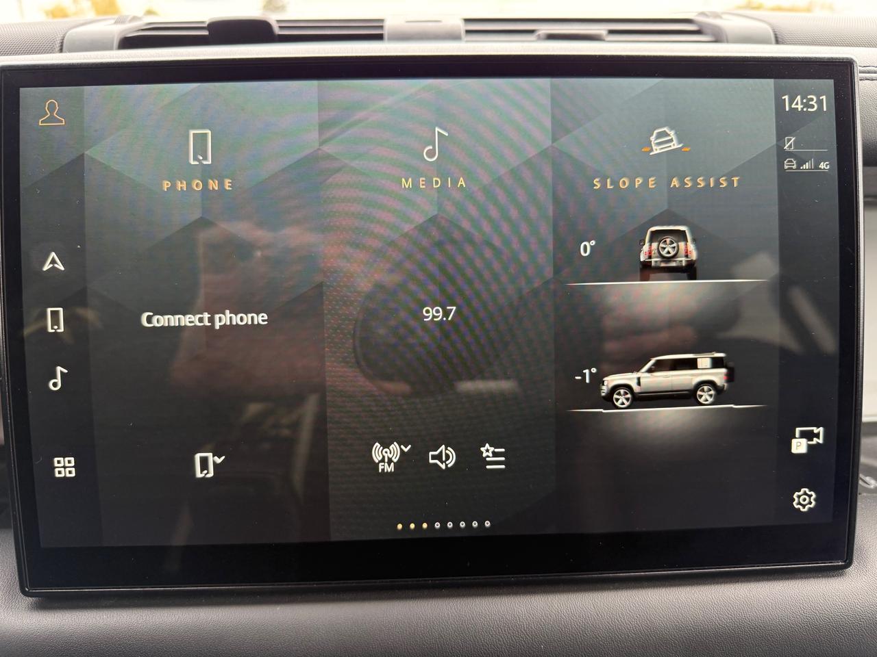 2023 Land Rover Defender S NAV! Leather! Heated and Cooled! Photo