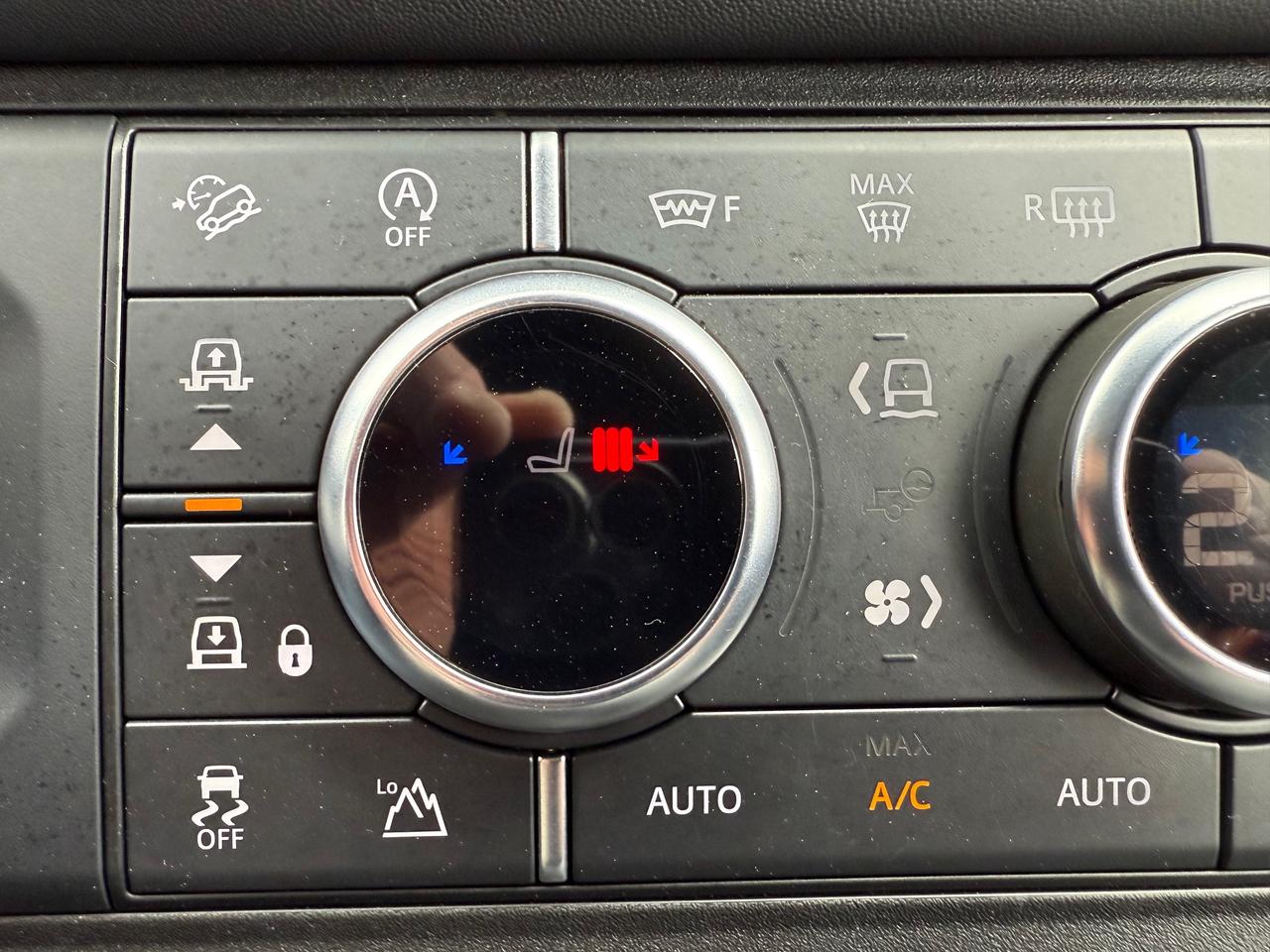 2023 Land Rover Defender S NAV! Leather! Heated and Cooled! Photo