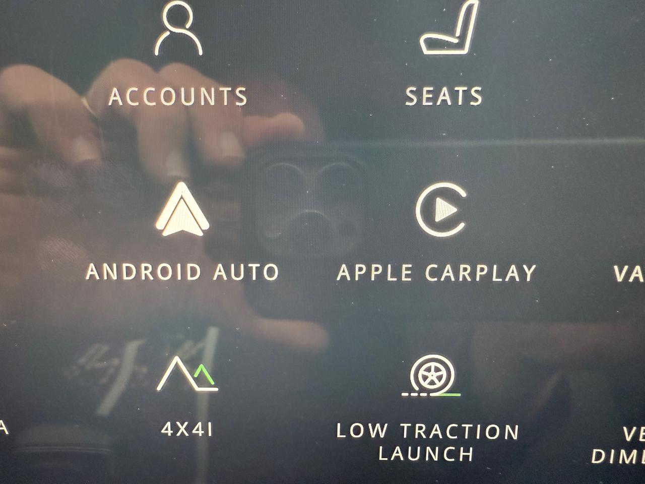 2023 Land Rover Defender S NAV! Leather! Heated and Cooled! Photo