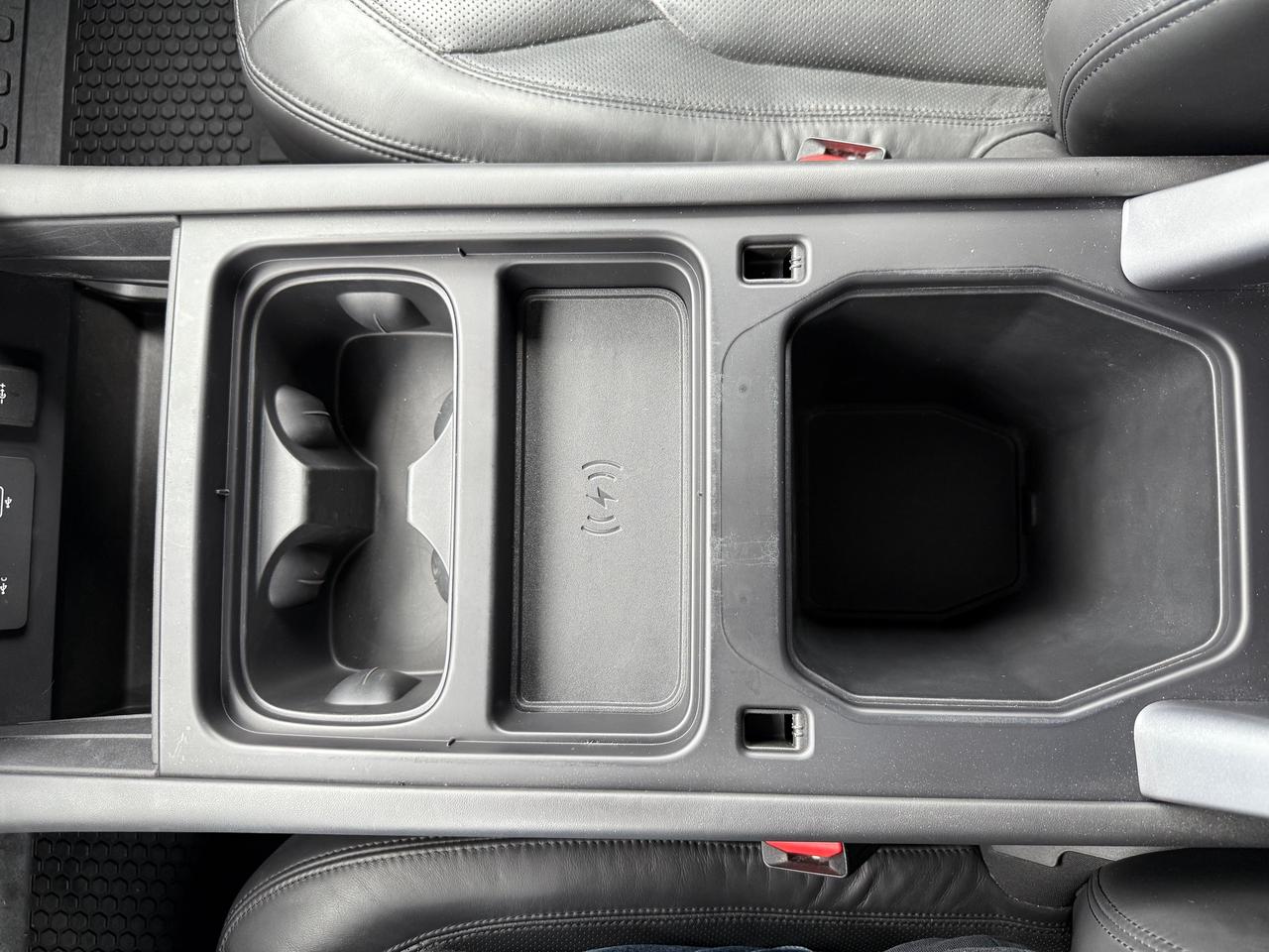 2023 Land Rover Defender S NAV! Leather! Heated and Cooled! Photo