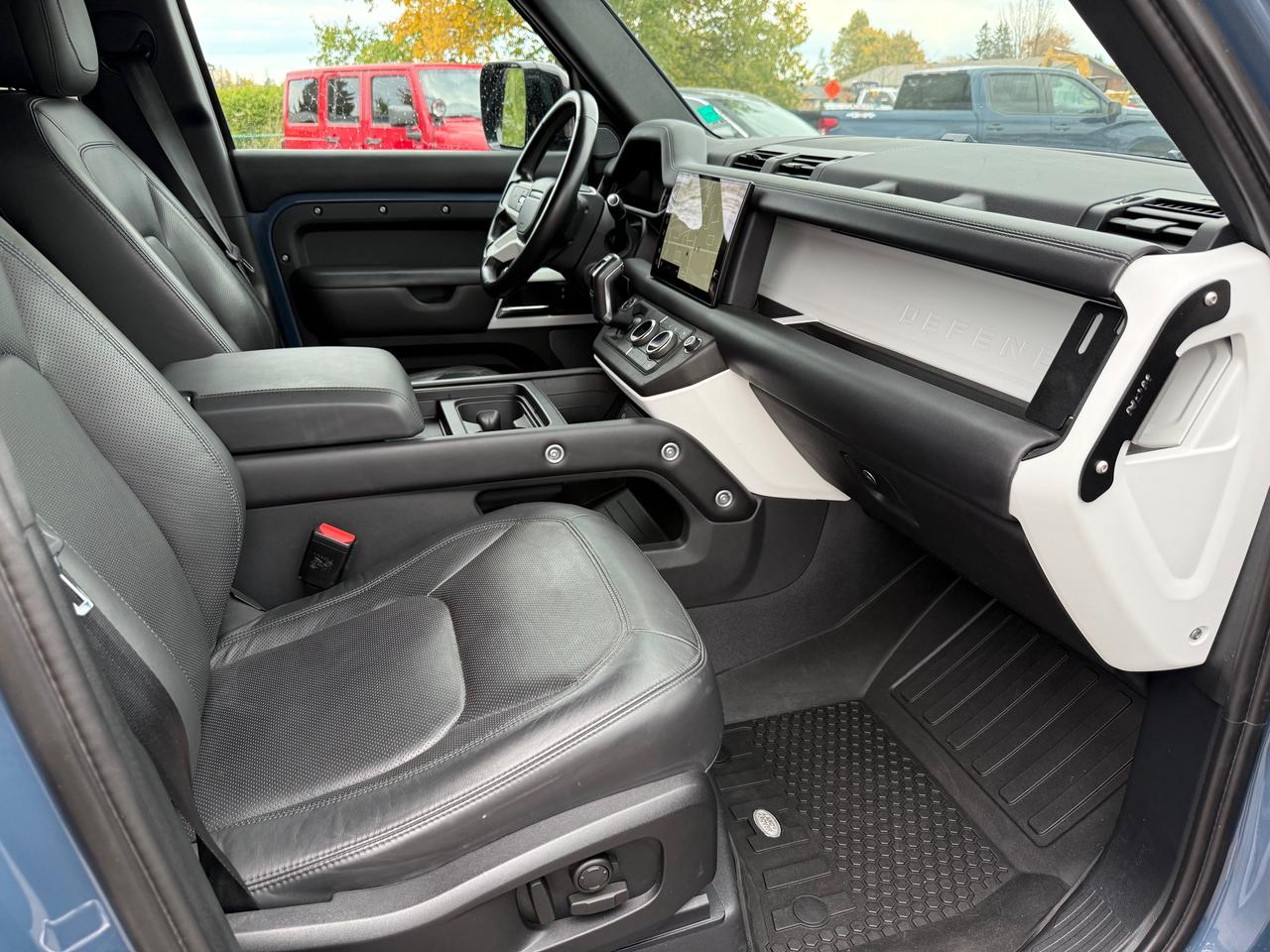 2023 Land Rover Defender S NAV! Leather! Heated and Cooled! Photo