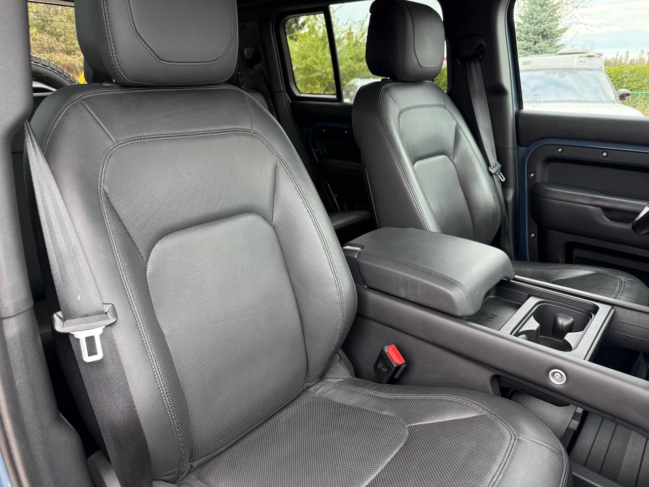 2023 Land Rover Defender S NAV! Leather! Heated and Cooled! Photo