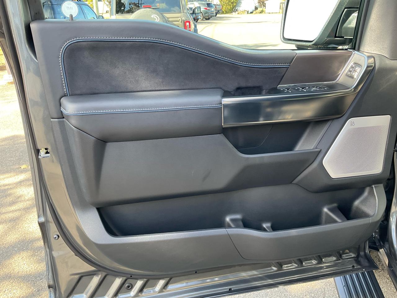 2025 Ford F-150 Platinum Photo5