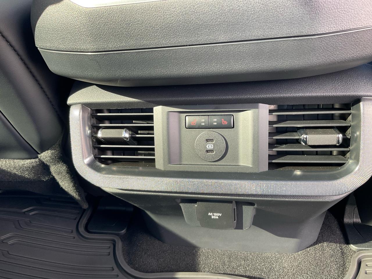 2025 Ford F-150 Platinum Photo5