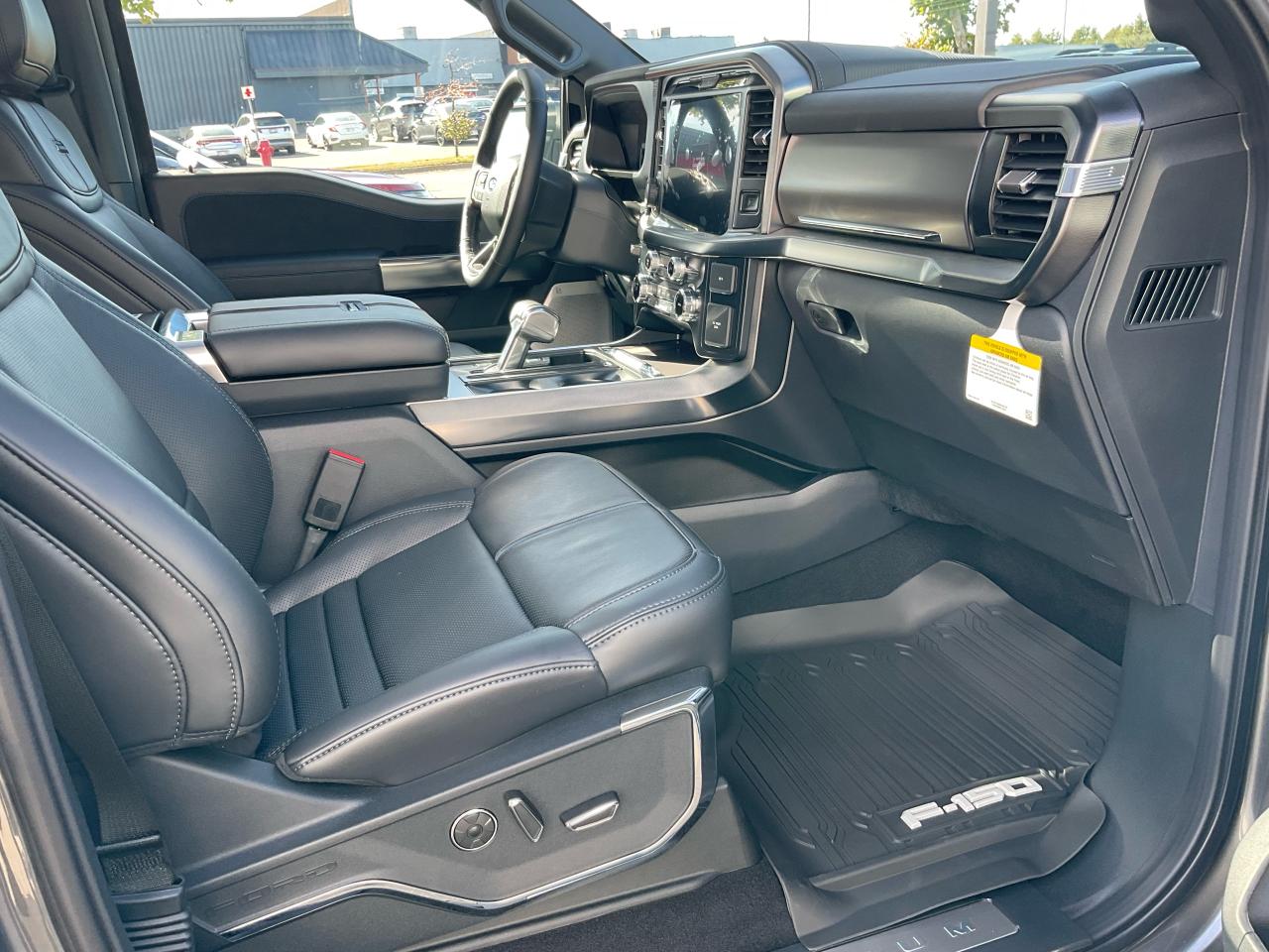 2025 Ford F-150 Platinum Photo5