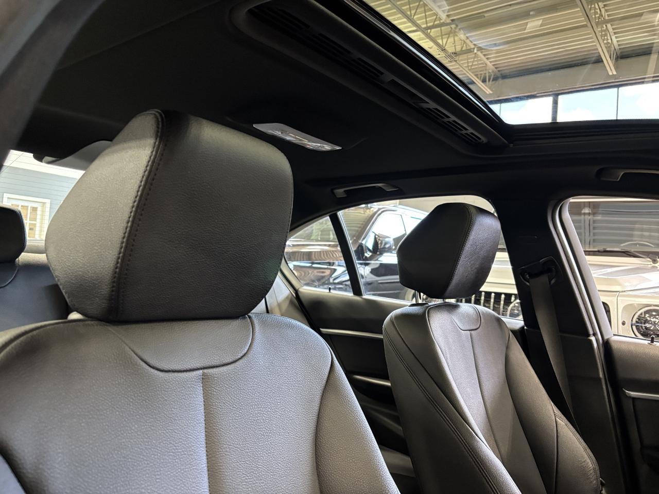 2018 BMW 3 Series 330i xDrive|AWD|HELLALED|NAV|LEATHER|SUNROOF|+++ - Photo #14