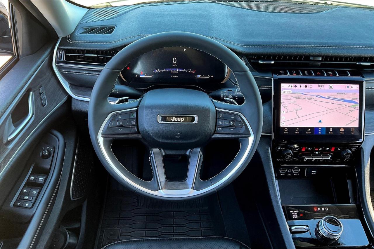 2023 Jeep Grand Cherokee Limited | BlackAppearance | LuxTech | Alpine | 4X4 Photo4