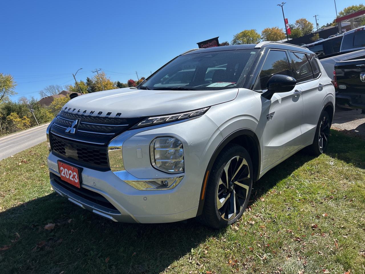 2023 Mitsubishi Outlander Phev GT, CLEAN CARFAX, SUNROOF, HEATED LEATHER! - Photo #2