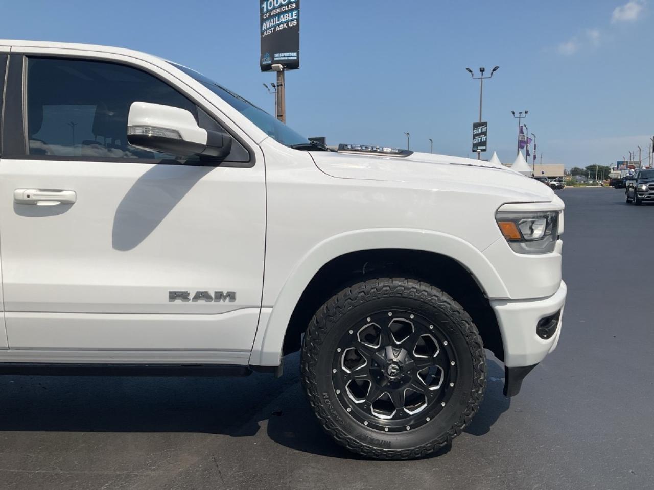 2021 RAM 1500 Crew Cab LARAMIE / PANO SUNROOF / PWR RUNNING BOARDS / NAV Photo3