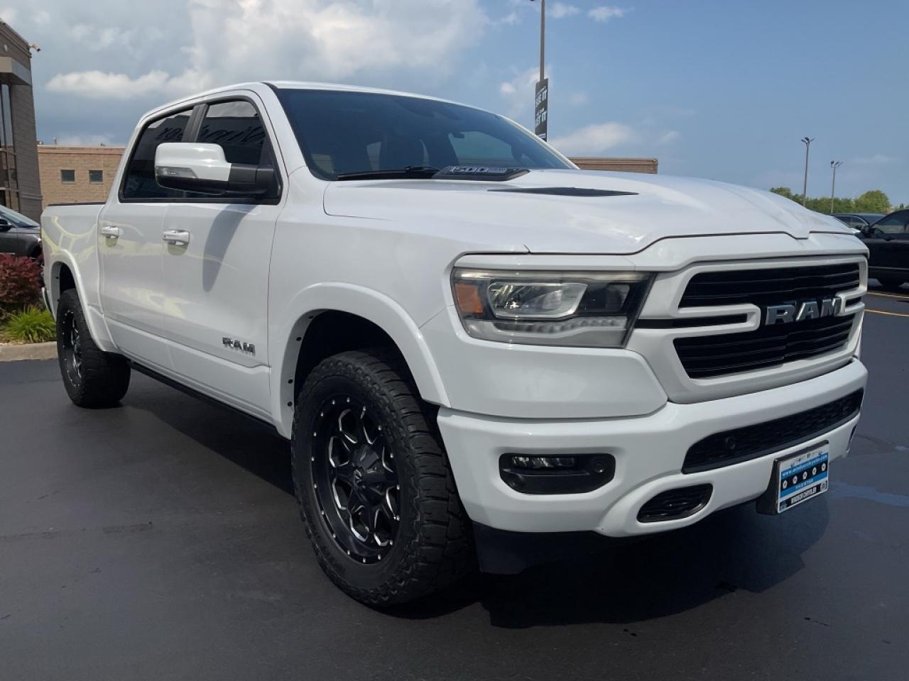 2021 RAM 1500 Crew Cab LARAMIE / PANO SUNROOF / PWR RUNNING BOARDS / NAV Photo2