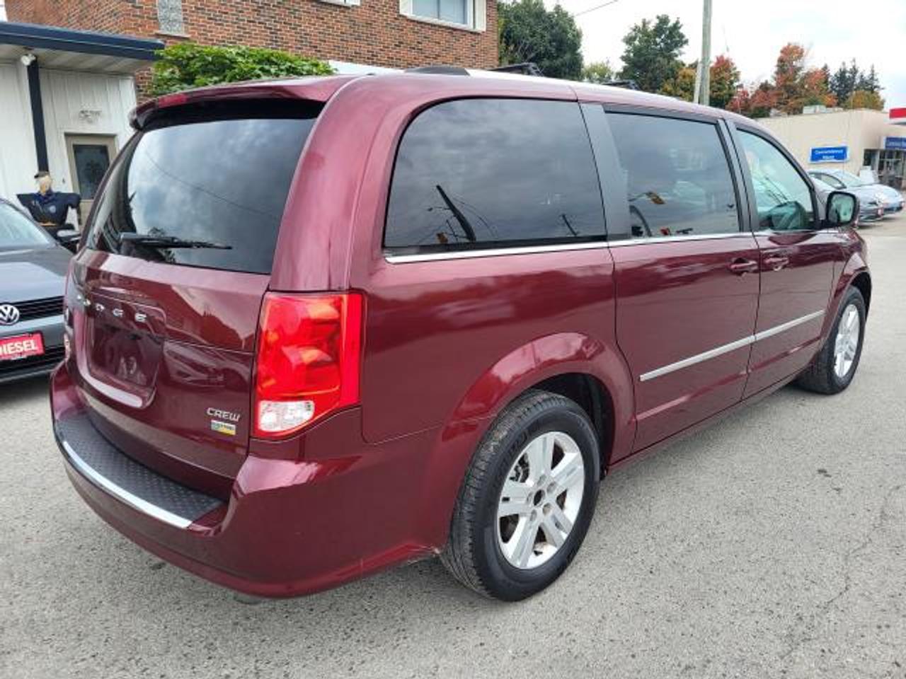 2017 Dodge Grand Caravan Crew Plus Photo2