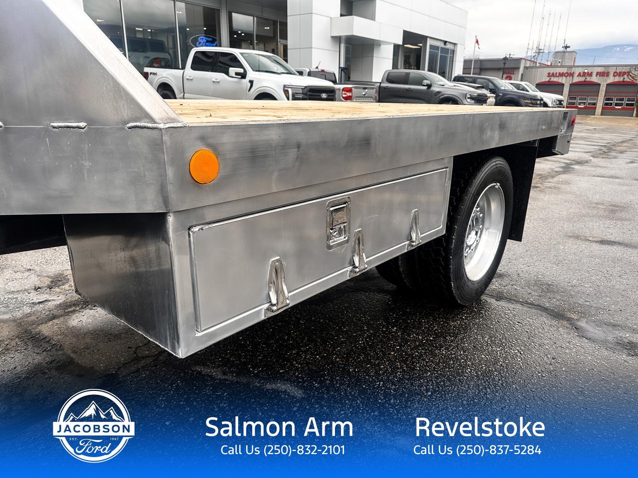 2023 Ford F-550 Super Duty DRW Lariat Photo5