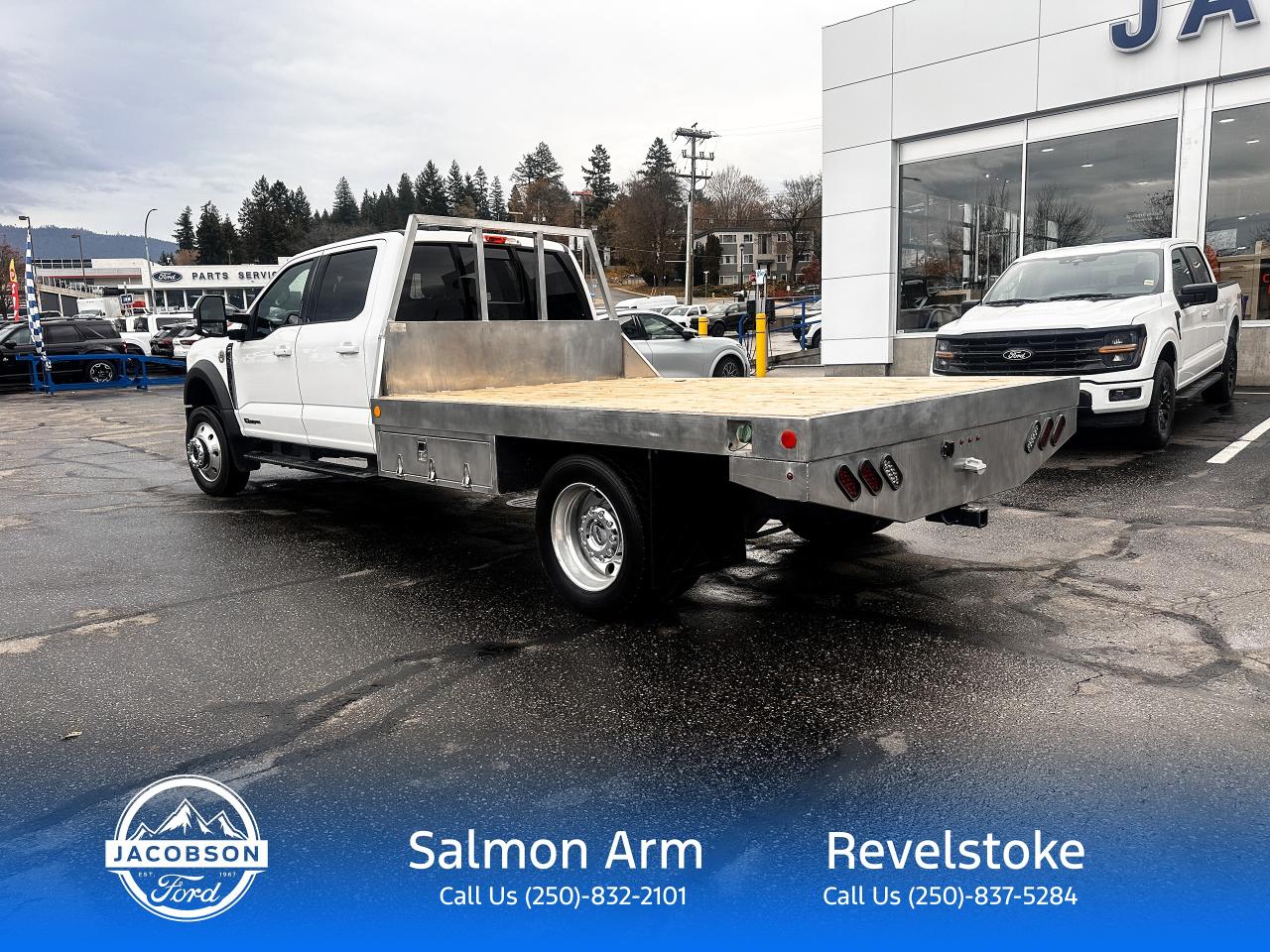 2023 Ford F-550 Super Duty DRW Lariat Photo2