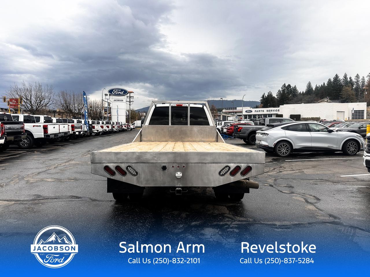 2023 Ford F-550 Super Duty DRW Lariat Photo3