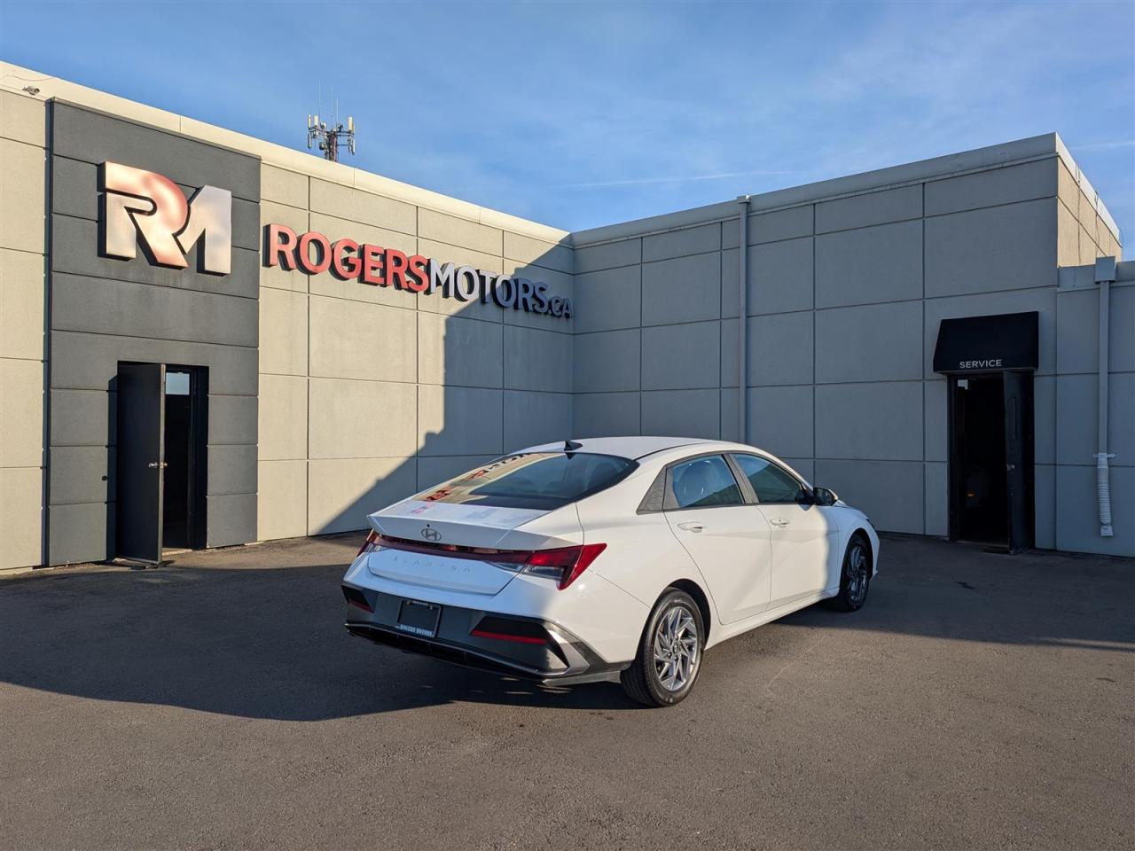 2024 Hyundai Elantra PREFERRED - HTD SEATS - REVERSE CAM - CARPLAY Photo