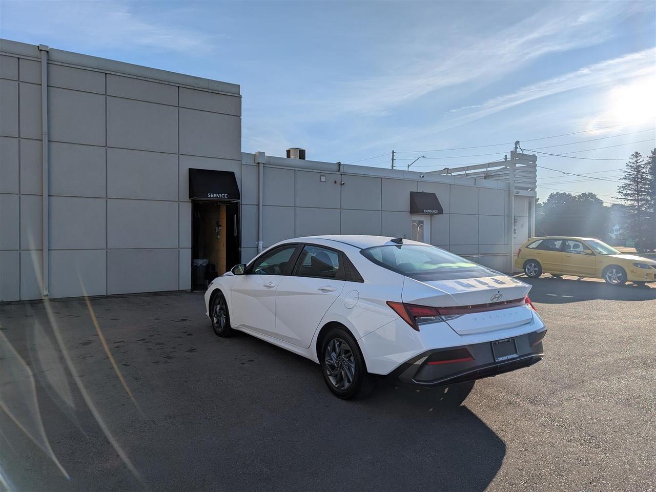 2024 Hyundai Elantra PREFERRED - HTD SEATS - REVERSE CAM - CARPLAY Photo2