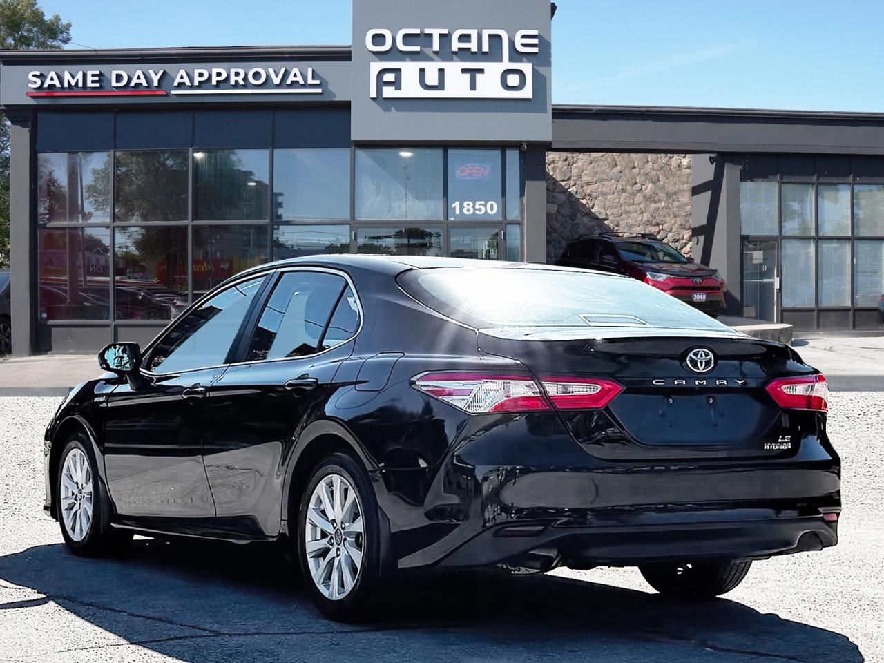2018 Toyota Camry HYBRID LE - Photo #4