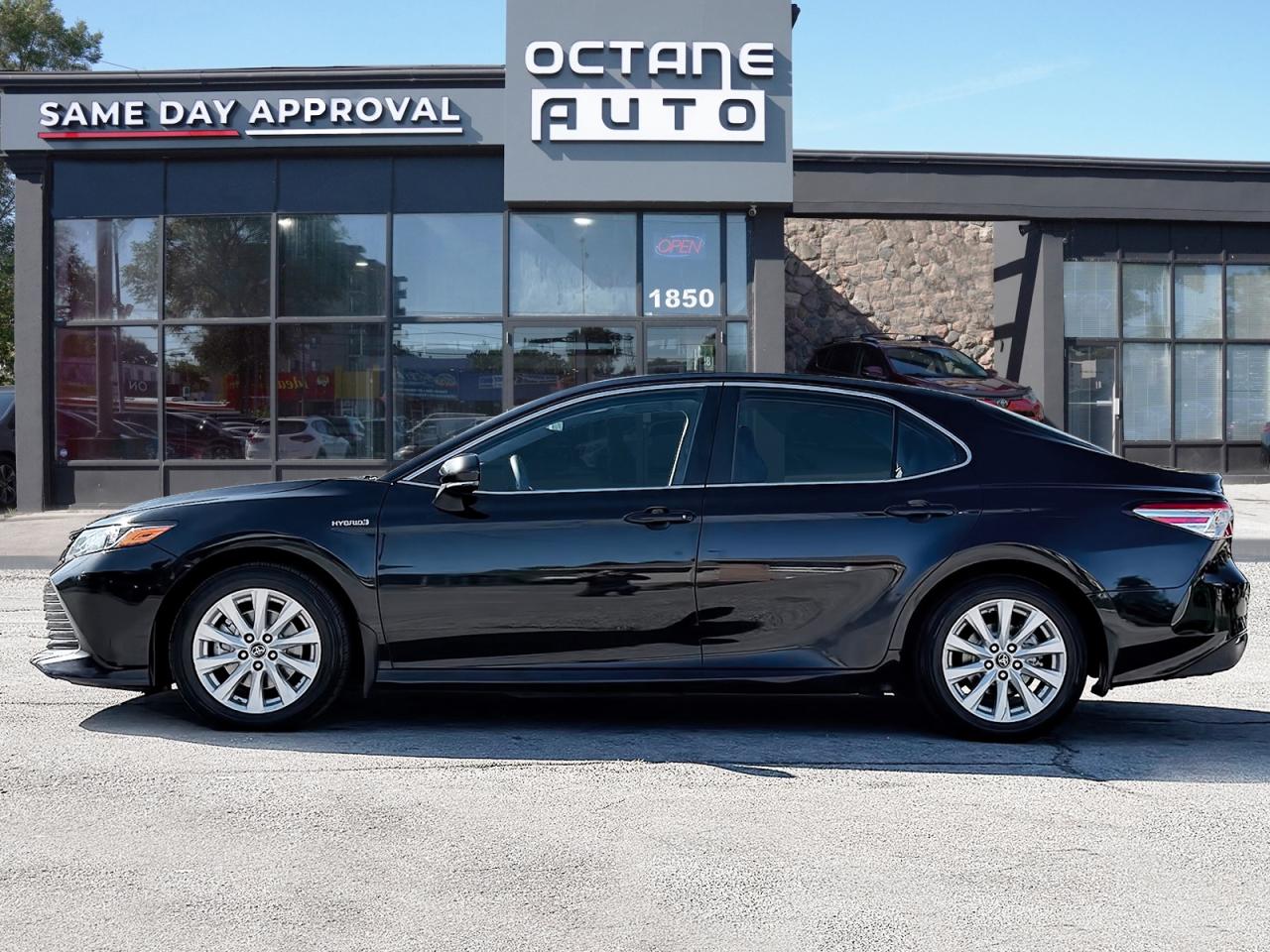 2018 Toyota Camry HYBRID LE - Photo #3