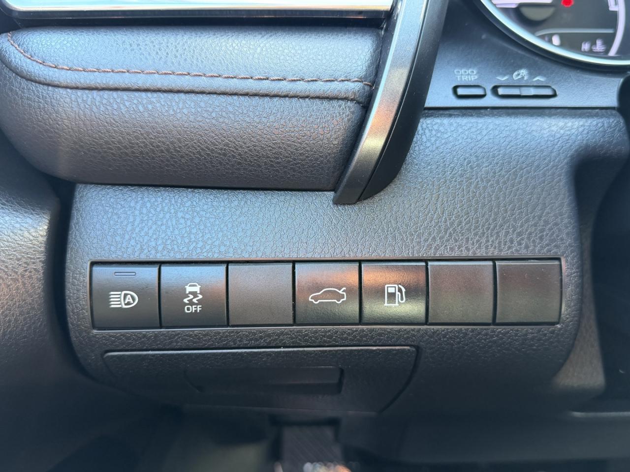 2018 Toyota Camry HYBRID LE - Photo #24