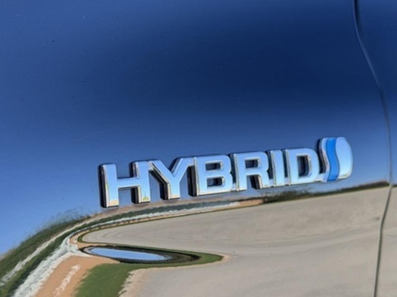 2018 Toyota Camry HYBRID LE Photo