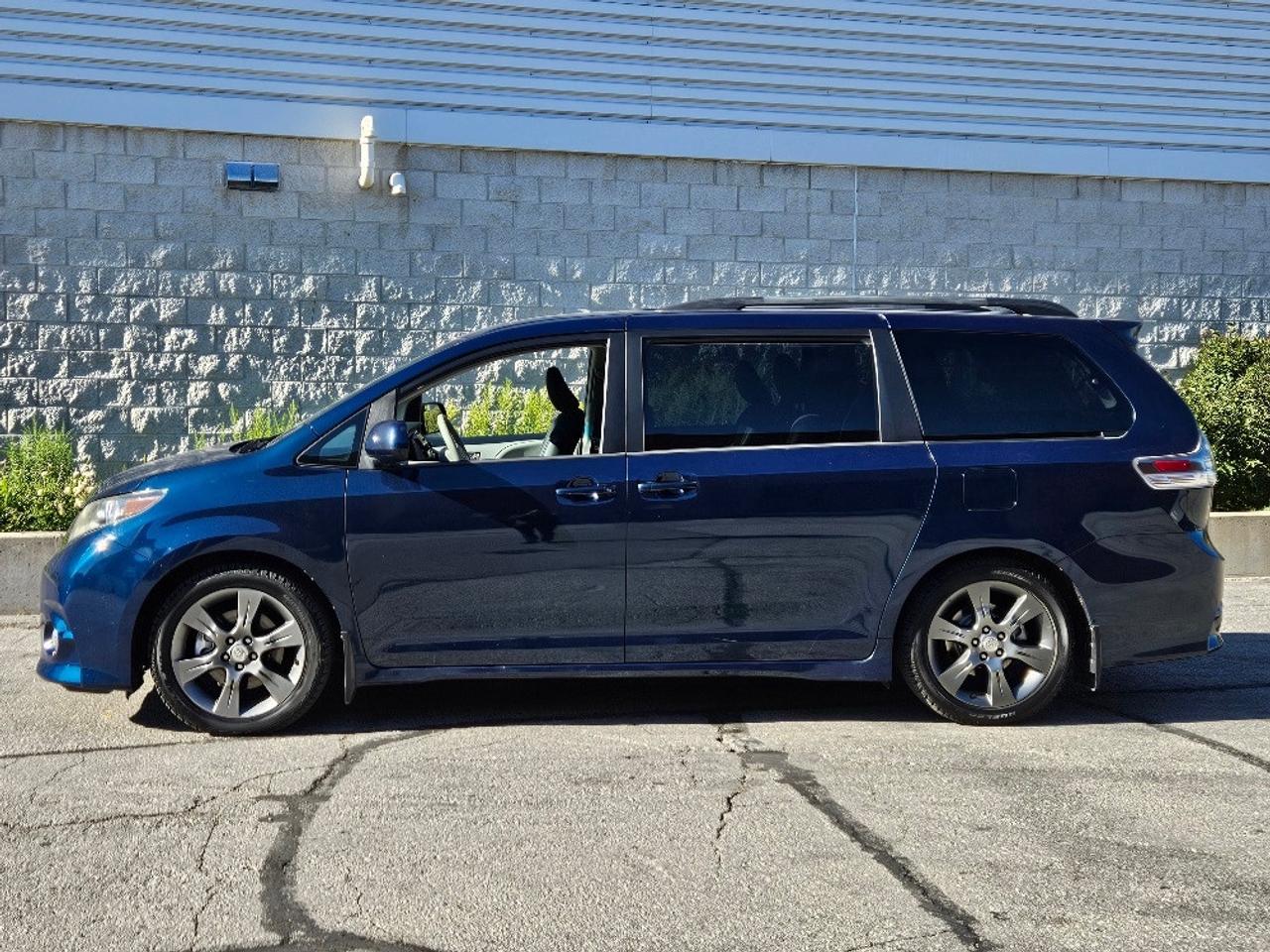 2012 Toyota Sienna SE SPORT-8 PASSENGER-CERTIFIED Photo