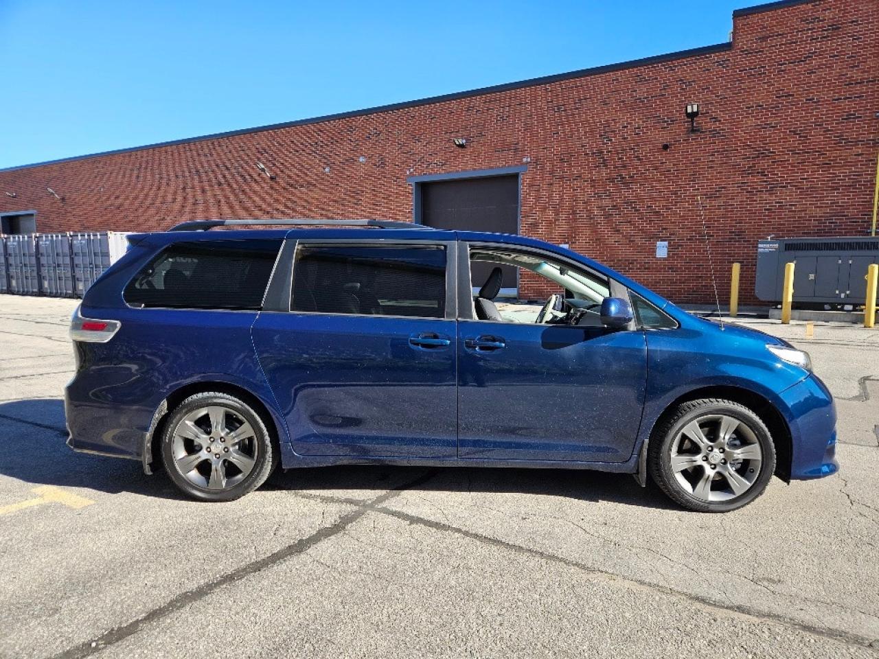2012 Toyota Sienna SE SPORT-8 PASSENGER-CERTIFIED Photo